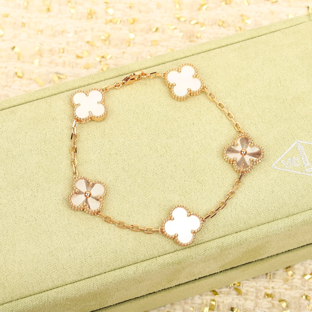 【関税負担なし・送料無料・代引可】【売れ筋】ヴァンクリーフ&アーペル ブレスレット 未使用 箱付き