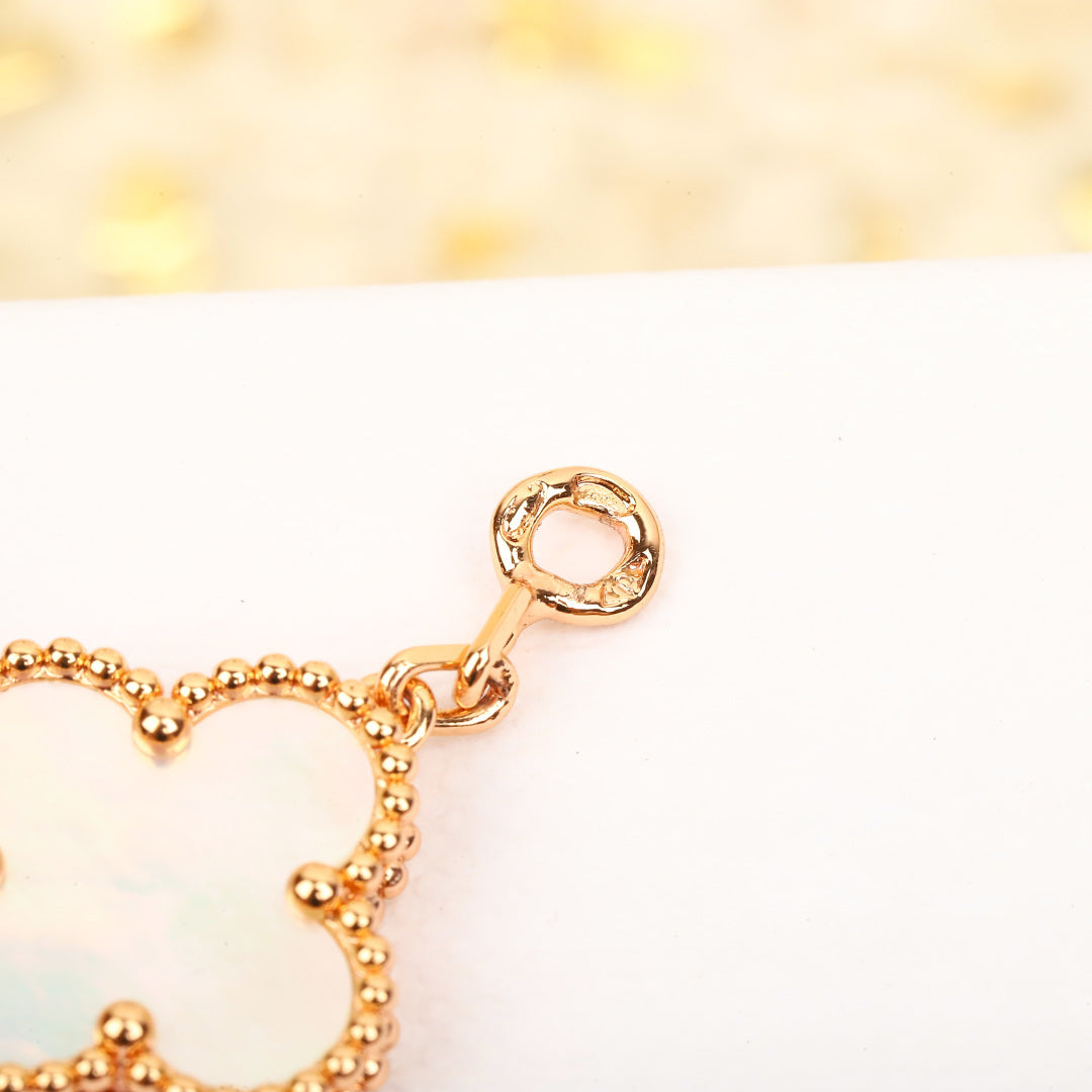 【関税負担なし・送料無料・代引可】【売れ筋】ヴァンクリーフ&アーペル ブレスレット 未使用 箱付き