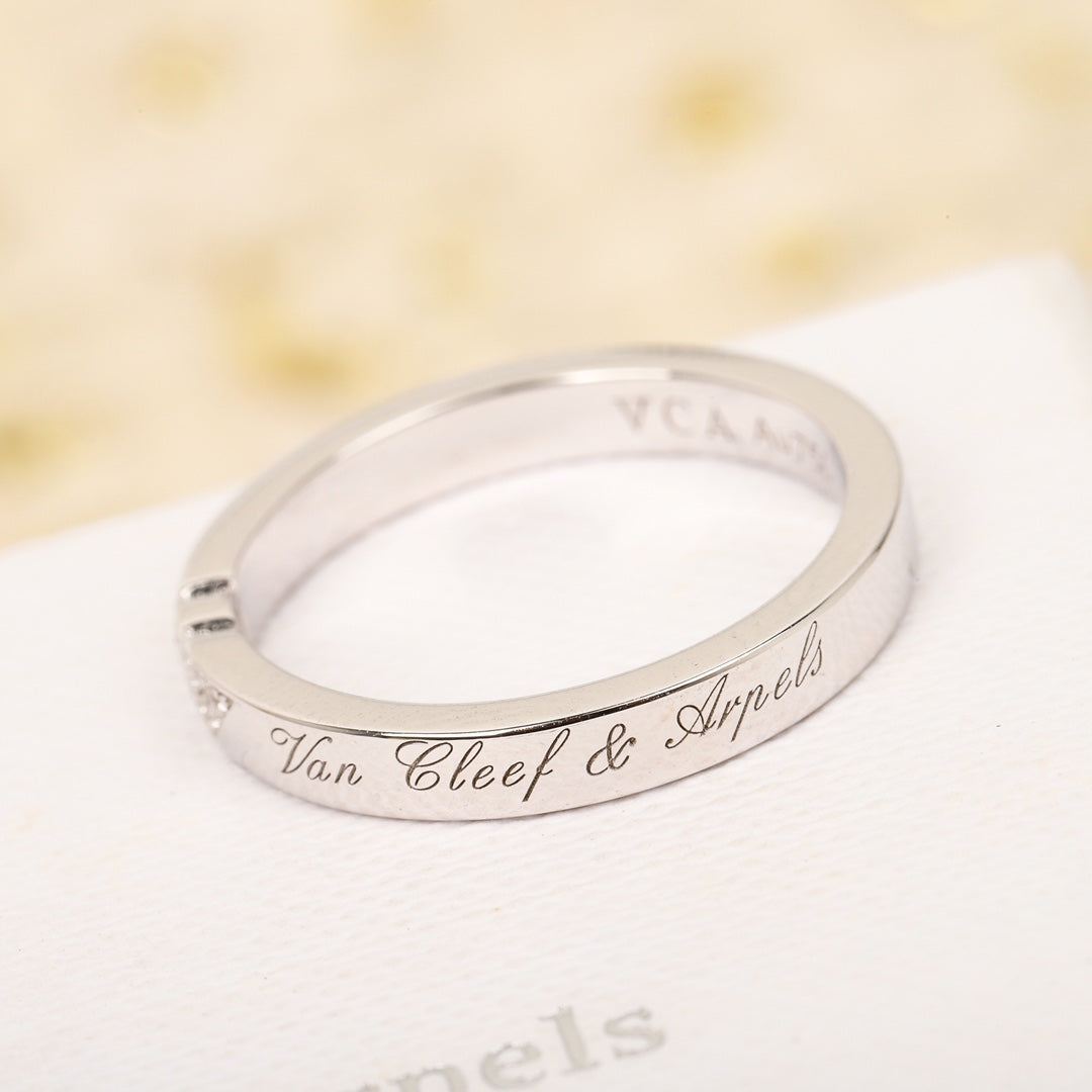 【関税負担なし・送料無料・代引可】【売れ筋】ヴァンクリーフ&アーペル リング 未使用 箱付き